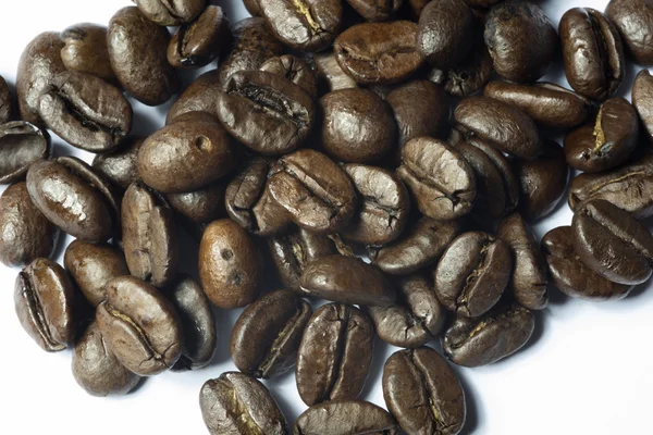 Close up of roasted coffee beans on white background — Stock Photo, Image