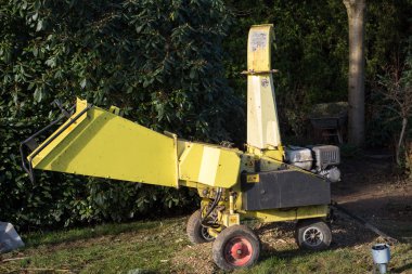 Motorlu ağaç biçicinin parkta duran