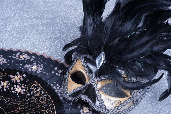 Masque de carnaval en bois avec plumes et éventail sur paillettes — Photo