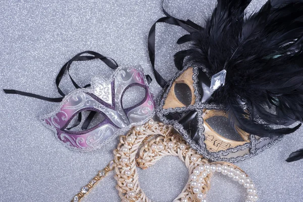 Duas máscaras de carnaval com penas e jóias em glitter — Fotografia de Stock