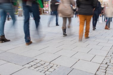 Münih yaya bölgesinde bulanık insanlar