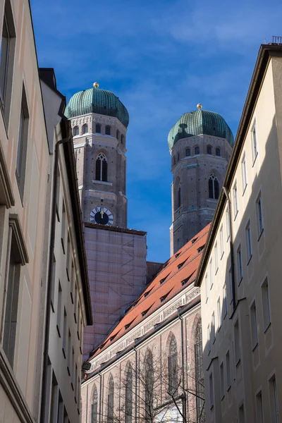 日光のミュンヘンの Frauekirche の塔 — ストック写真