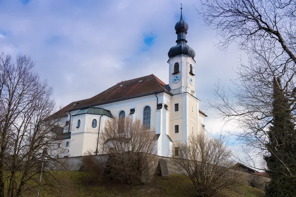 Kostel stojící na kopci u Chiemského jezera v Bavorsku — Stock fotografie