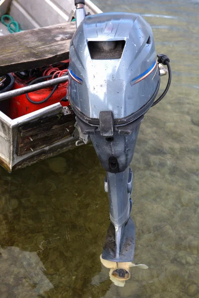 Motor fueraborda en un barco pesquero de aluminio — Foto de Stock