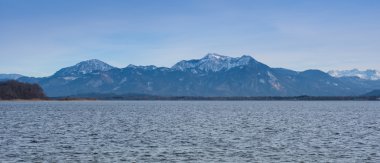 dağlar ile göl chiemsee panorama görünümü 