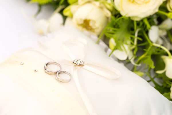 Wedding rings on the pillow — Stock Photo, Image