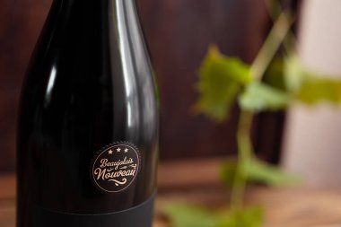 LE MANS, FRANCE - 19 Kasım 2020: Bir şişe Fransız şarabı Beaujolais Nouveau 2020