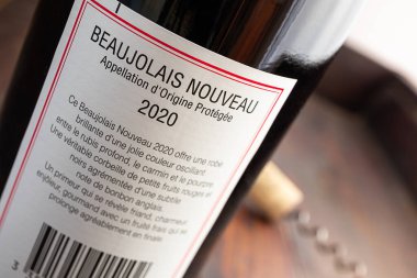 LE MANS, FRANCE - 19 Kasım 2020: Bir şişe Fransız şarabı Beaujolais Nouveau 2020, Georges Duboeuf, yakın plan