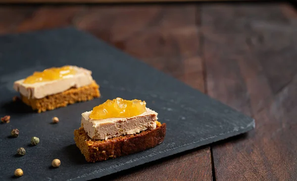Foie Gras Toast Met Gekonfijte Peperkoek Een Leisteen — Stockfoto