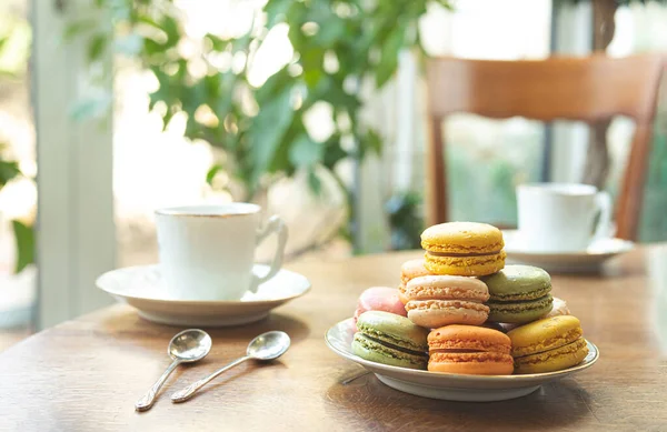 Macarons Multicoloridos Macaroons Sobremesa Francesa Tradicional Uma Chapa Uma Mesa — Fotografia de Stock
