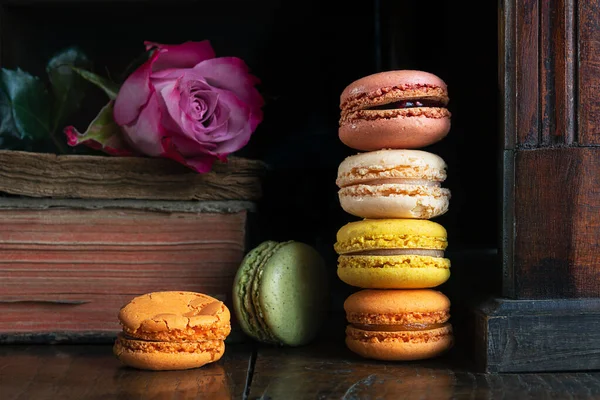Stack Delicious Classic French Macaroons Old Book Rose Vintage Dark — Stock Photo, Image