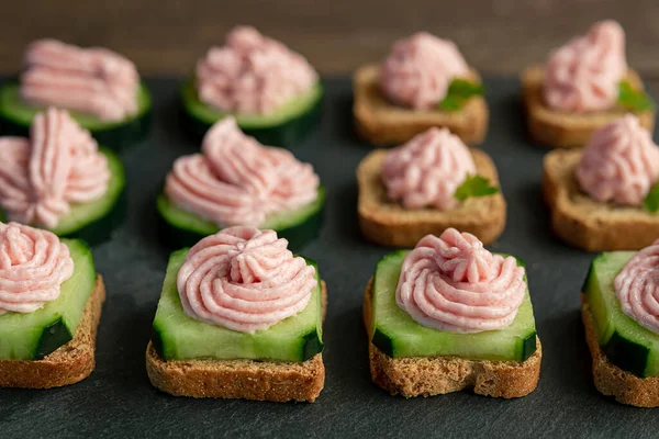 Variedad Brindis Con Taramasalata Pizarra — Foto de stock gratis