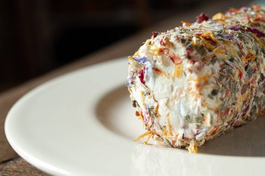 Taze Fransız keçi peyniri, ballı ve çiçekli.