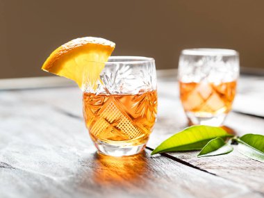 Eski ahşap bir masada mandalina likörü ile iki shot.