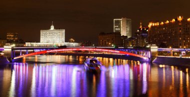 Moskova, Rusya, 28 Ekim 2020 Panorama. Nehir. Rus hükümet binası. Arka ışıklandırmalı metro köprüsü. COVID-19 ile ilgili sosyal reklam. Tercümesi 