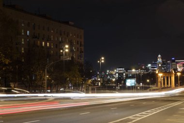 Moskova, Rusya, 28 Ekim 2020: gece manzarası. Smolenskaya Caddesi. Borodinsky Köprüsü 'nün bir parçası. Arka planda Kievsky demiryolu terminali. 