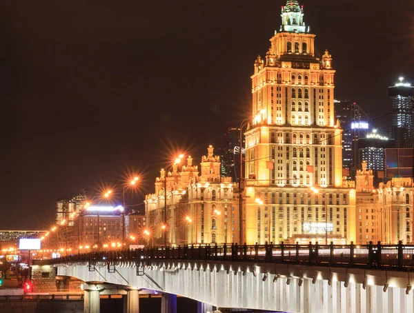 モスクワ ロシア 2020年10月28日 夜の街並み ラディソン コレクション ホテル ウクライナ ホテル とクトゥソフスキー通り — ストック写真