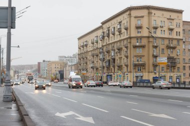 Moskova, Rusya, 2 Kasım 2020, bulutlu hava. Trafik vardı. Bahçe R