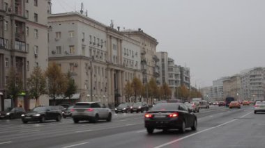 Moskova, Rusya, 2 Kasım 2020, bulutlu hava. Trafik vardı. Garden Ring, Zemlyanoy Val Caddesi..
