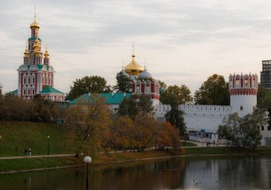 Moskova, Rusya 'daki Novodevichy Manastırı. Duvar. Gölet. Kuleler. Kiliseler