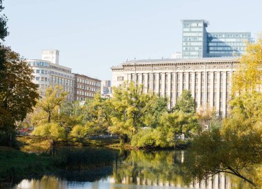 Moskova, Rusya, 1 Ekim 2020 Lefortovo Parkı 'nda güneşli bir gün. Gölet. Bauman Teknik Üniversite Binası arka planda