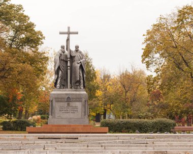 Moskova, Rusya, 9 Ekim 2020: Slavyanska Meydanı. Sonbahar ağaçları. Azizler Anıtı Cyril ve Methodius. Anıt üzerindeki etiket tercümesi 