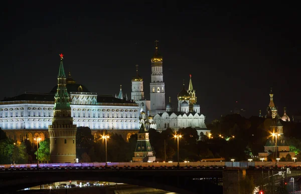 夜にはモスクワのクレムリン 焦点距離が長い ボルシー カムニー橋 イワン大鐘楼 — ストック写真
