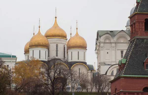 Moskau Russland Der Kreml Entschlafens Kathedrale Teil Des Turms Vordergrund — Stockfoto