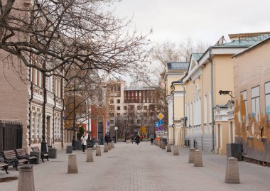 Moskova, Rusya, 11 Kasım 2020 Bolşoy Tolmachevsky yan sokağı. Yürüyen insanlar