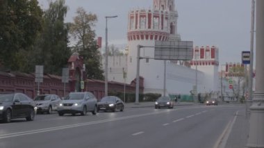 Luzhnetsky geçidi ve Moskova 'daki Novodevichy Manastırı Duvarı, Rusya. Trafik vardı.