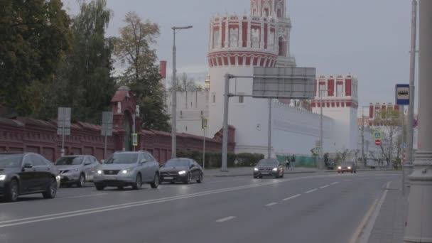 Лужнецький Прохід Стіна Новодевіського Монастиря Москві Росія Транспорт — стокове відео