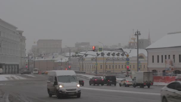 モスクワ ロシア 2020年11月23日 ボルショイ モスコヴォートスキー橋とオルディンカ通りの始まり 雪の天気 — ストック動画