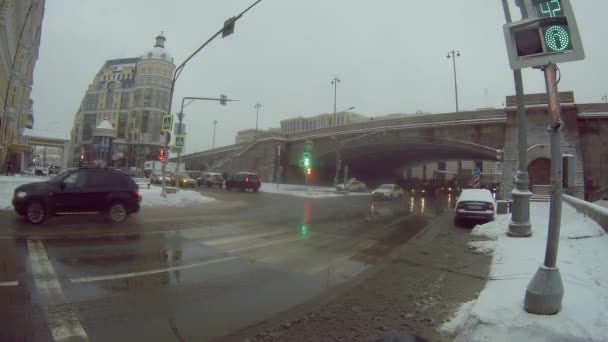 モスクワ ロシア 2020年11月23日 ボリショイ モスコルトスキー橋とラシュスカヤ堤防 雪の天気 — ストック動画