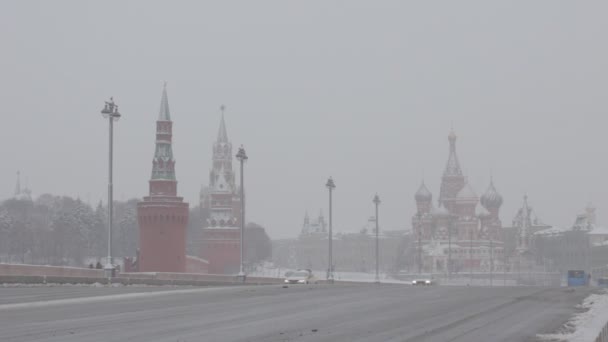 モスクワ ロシア 2020年11月23日 Bolshoy Moskovortsky橋からの眺め クレムリンの壁 バジル大聖堂 雪の天気 — ストック動画