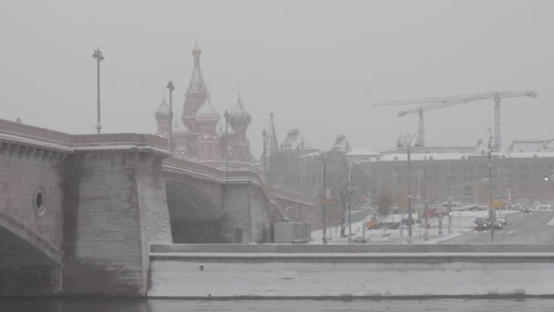 モスクワ ロシア 2020年11月23日 Bolshoy Moskovoretsky Bridge バジルの大聖堂 雪の天気 — ストック動画