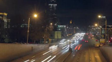 Moskova, Rusya, 10 Aralık 2020: Zemlyanoy val Caddesi (Gardern Ring 'in bir parçası) ve Krasnoholmsky Köprüsü. Akşam, araba izleri, uzun pozlama.