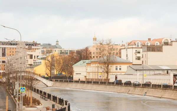 Moskau Russland 2020 Uferbefestigung Des Zugefrorenen Wodootwodny Kanals Der Glockenturm — Stockfoto