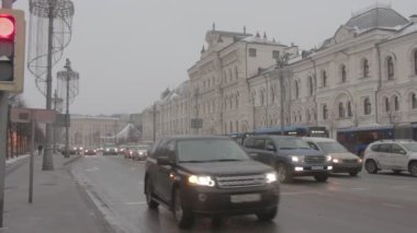 Moskova, Rusya, 25 Aralık 2020: Novaya Meydanı. Politeknik Müze Binası. Trafik sıkışık.