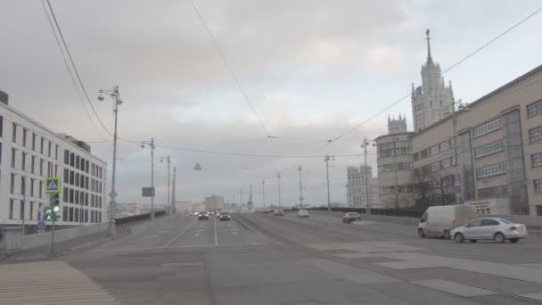 Moskou Rusland Bolsjoj Ustyinsky Brug Verkeer Wolkenkrabber Achtergrond — Stockvideo