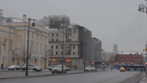Moscow Russia Dec 2020 Crossing Petrovka Street Teatralny Passing Малий — стокове відео