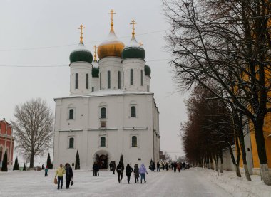 Moskova oblast, Kolomna, Rusya, 8 Ocak 2021: Sobornaya Meydanı Kremlin. Dormition Katedrali. Kış, yürüyen insanlar