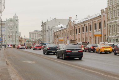 Moskova, Rusya, 21 Ocak 2021: Kremlin yakınlarındaki Mokhovaya Caddesi 'nde trafik.