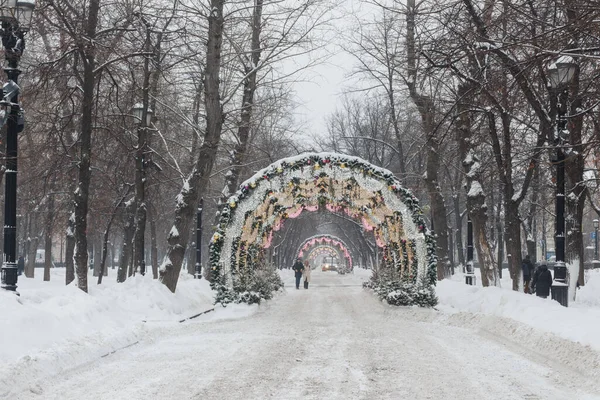 ショーロシア 2021年 2021年 1月22日 トヴェルコイ ブールバードが雪に覆われる 新年の飾り 歩く人 — ストック写真