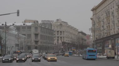 Moskova, Rusya, 21 Ocak 2021: Mokhovaya ve Tverskaya caddelerinin kesişmesi. Trafik sıkışık..