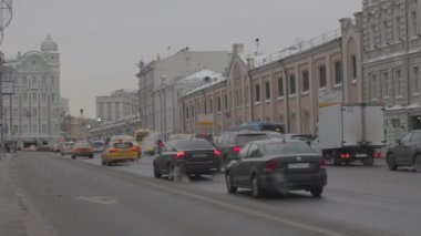 Moskova, Rusya, 21 Ocak 2021: Kremlin yakınlarındaki Mokhovaya Caddesi 'nde trafik.