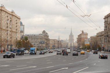 Moskova, Rusya, 15 Ekim 2020: Kutuzovsky Bulvarı 'nda trafik. Arka planda Sovyet tarzı gökdelen