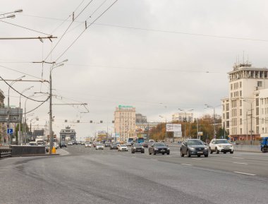 Moskova, Rusya, 15 Ekim 2020: Kutuzovsky Bulvarı 'nda trafik. Zafer Kemeri (1812 savaşının onuruna))