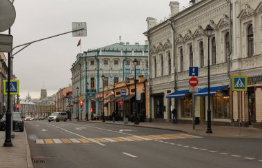 Moskova, Rusya, 16 Ekim 2020: Maroseyka Caddesi. Belarus elçilik binası. Beyaz Rusya bayrağı rüzgarda dalgalanıyor