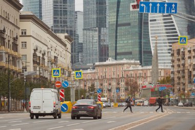 Moskova, Rusya, 26 Ekim 2020: Bolshaya Dorogomilovskaya Caddesi ve Kutuzovsky Bulvarı. Uluslararası iş merkezi (