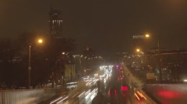 Moskova, Rusya, 25 Şubat 2021: Zemlyanoy val Caddesi (Gardern Ring 'in bir parçası) ve Krasnoholmsky Köprüsü. İyi akşamlar, araba izleri. Zaman Uygulaması